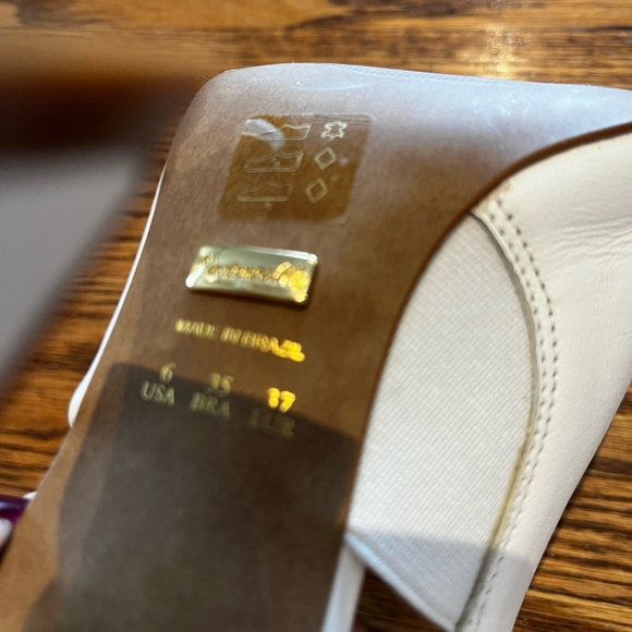 Brand new l’Intervalle Pumps. Size US6 in white leather. NEVER worn. - Picture 5 of 6